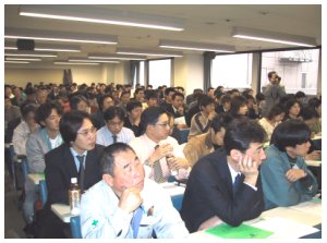 会場いっぱいの参加者のみなさん! 講習内容に真剣に聞き入ってます。